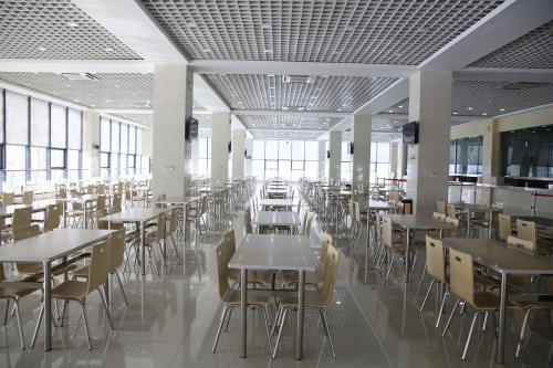 企業(yè)食堂承包給專業(yè)公司和自我管理有利有弊？